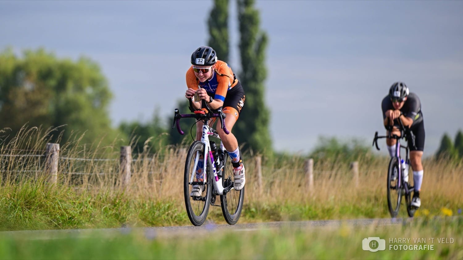 Twee deelnemers rijden wiel aan wiel over de Betuwse dijk