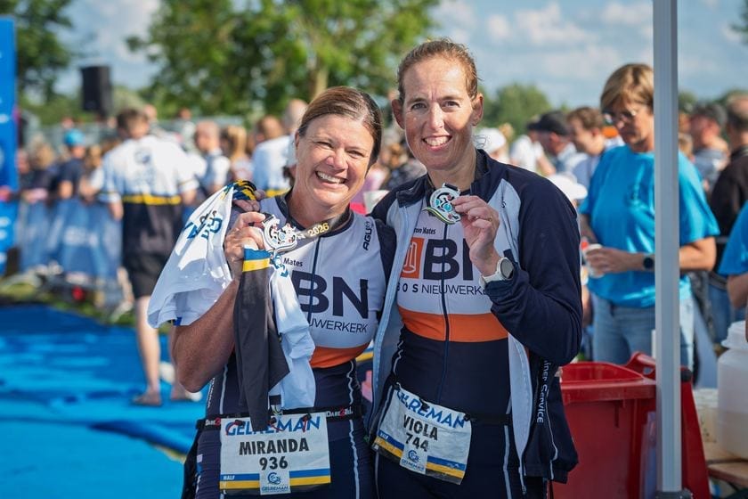 Deux participantes montrent ensemble leur médaille de finisher