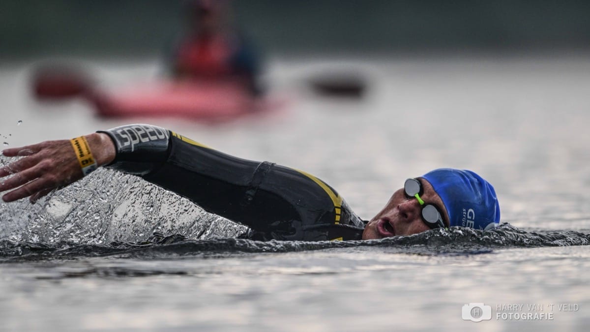 Zwemmers in het open water van de Rijkerswoerdseplas bij zonsopkomst